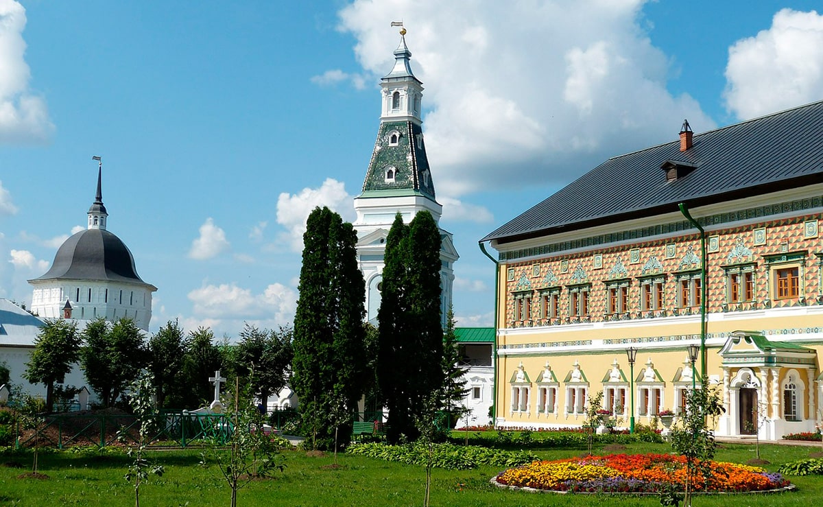 Слева: Плотничья башня (первая половина XVII в.), высота до карниза — 26 м. По центру: Каличья башня (1759 – 1772), архитектор — И. Яковлев.