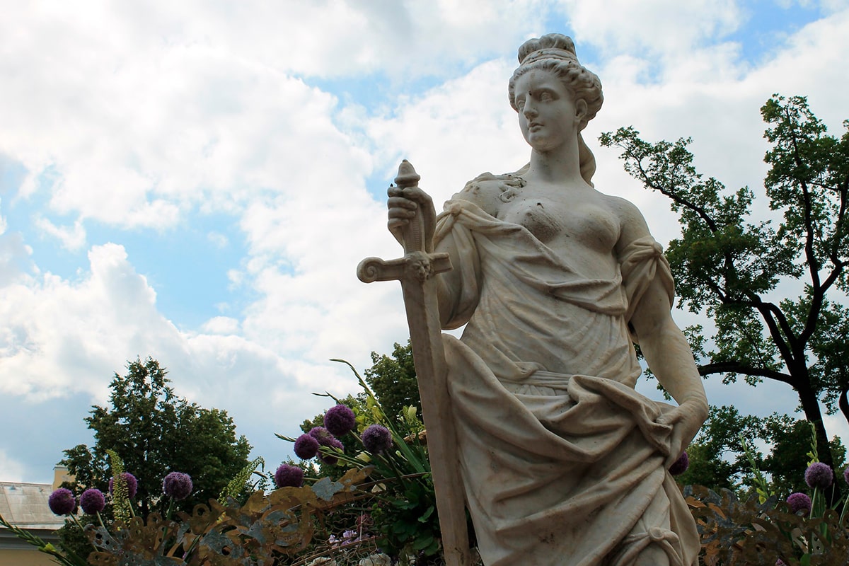 Круги украшают статуи. «Правосудие» (Ivstitia). Итальянский скульптор конца XVII века Пьетро Баратта