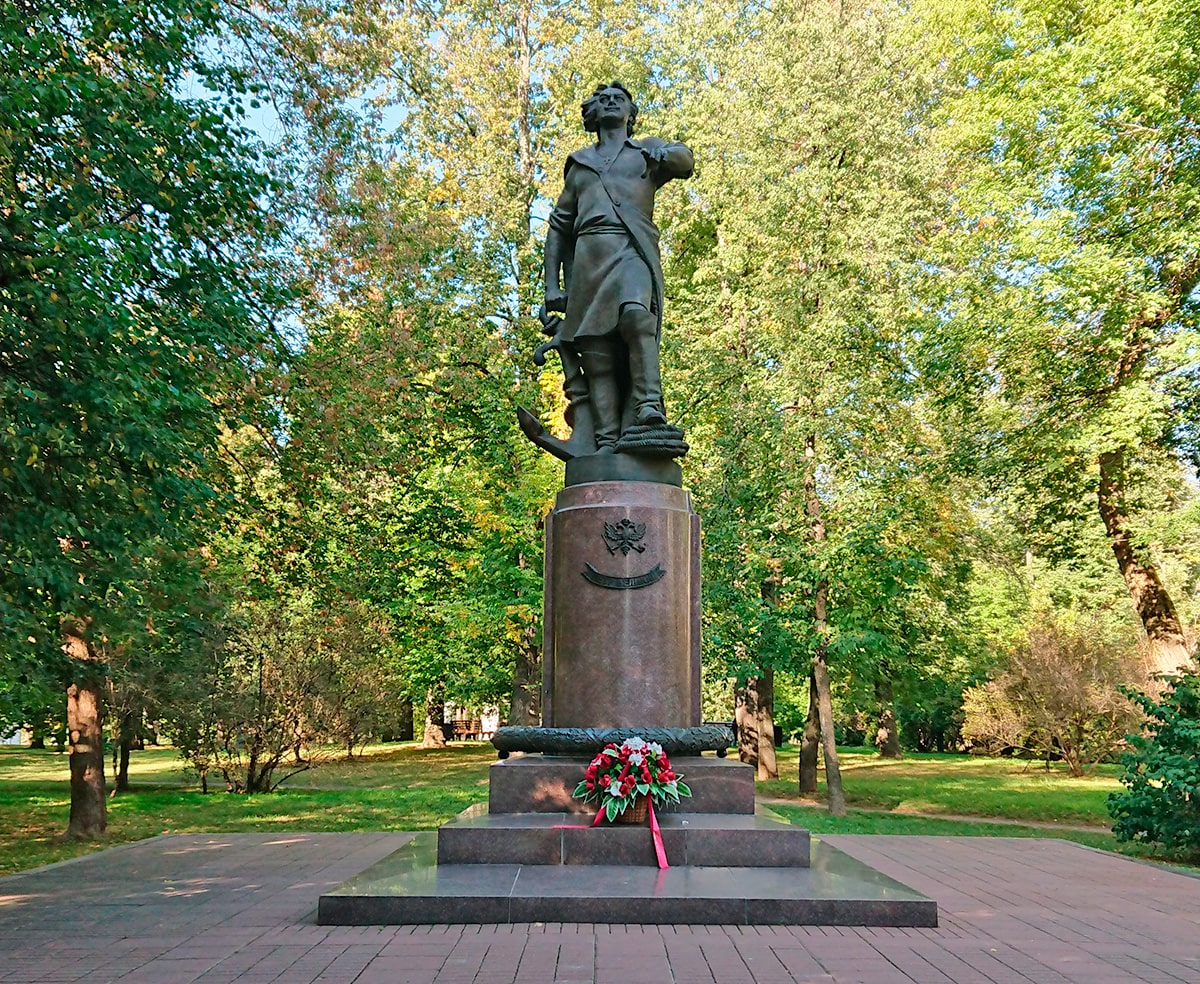 В 1998 году праздновалось 300-летие российского флота. По этому поводу в Измайлове был установлен памятник Петру I.