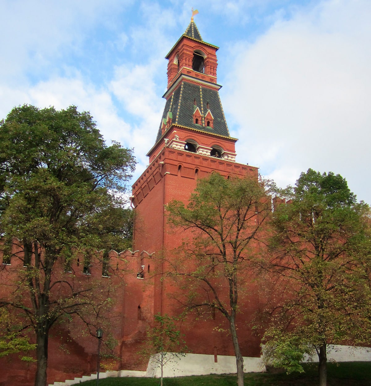 Набатная башня. 38 м. 1495 год. На башне располагались колокола Спасского набата — противопожарной службы Кремля.