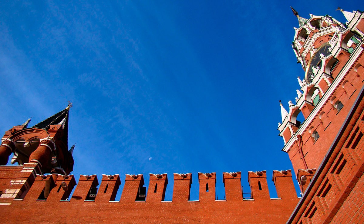 Спасская башня — парадный въезд в Кремль. С обеих сторон от башни размещались иконы Спаса, а неподалёку находилась церковь Фрола и Лавра.