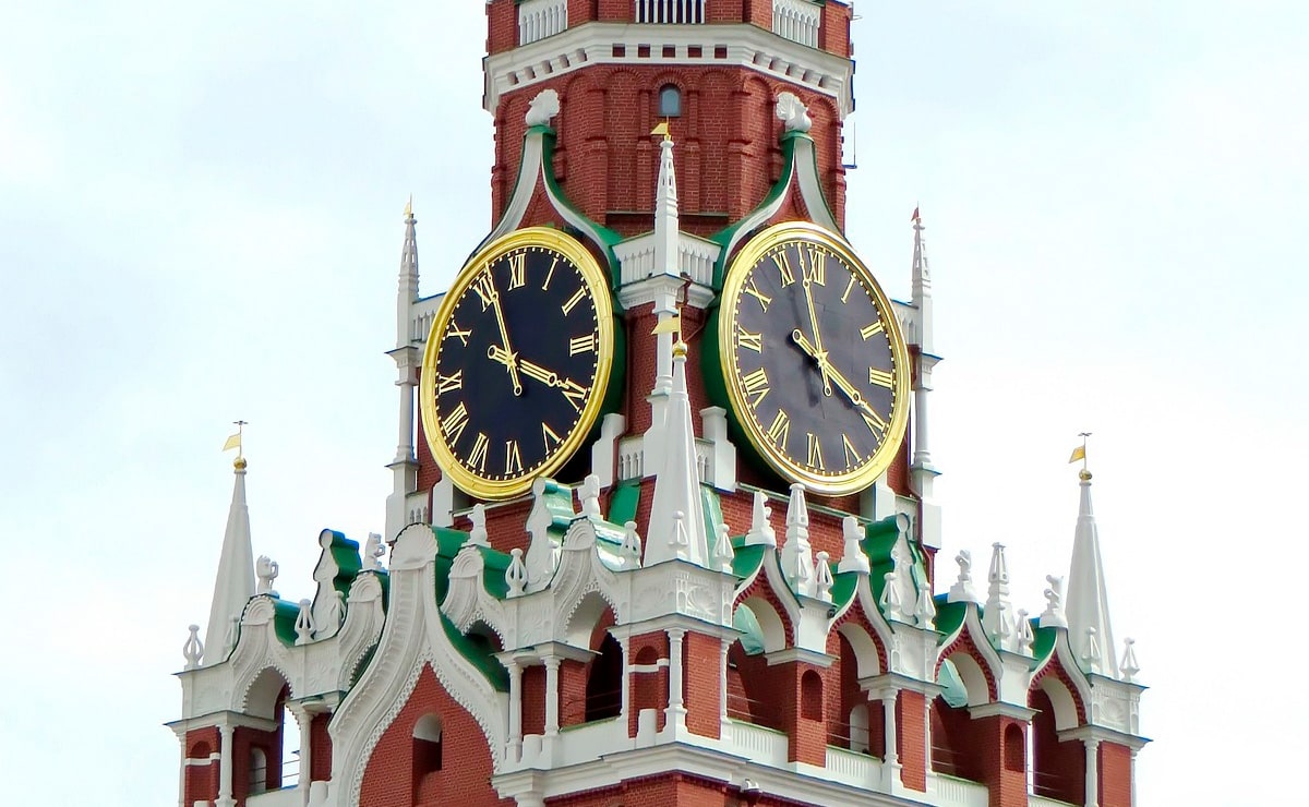 На Спасской башне установлены часы. Современный вариант Курантов был изготовлен в 1851—52 годах.