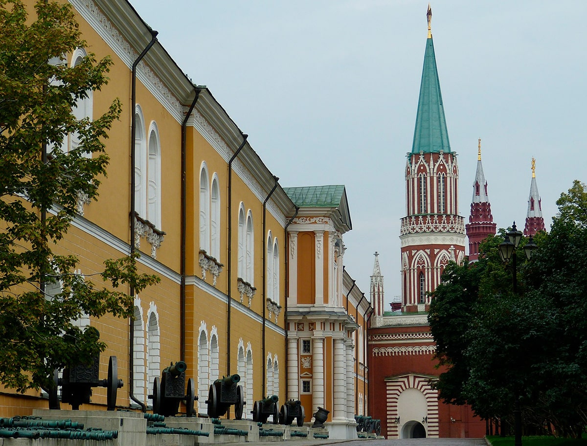 Арсенал Московского Кремля (Цейхгауз) заложен Петром I в 1701 году.