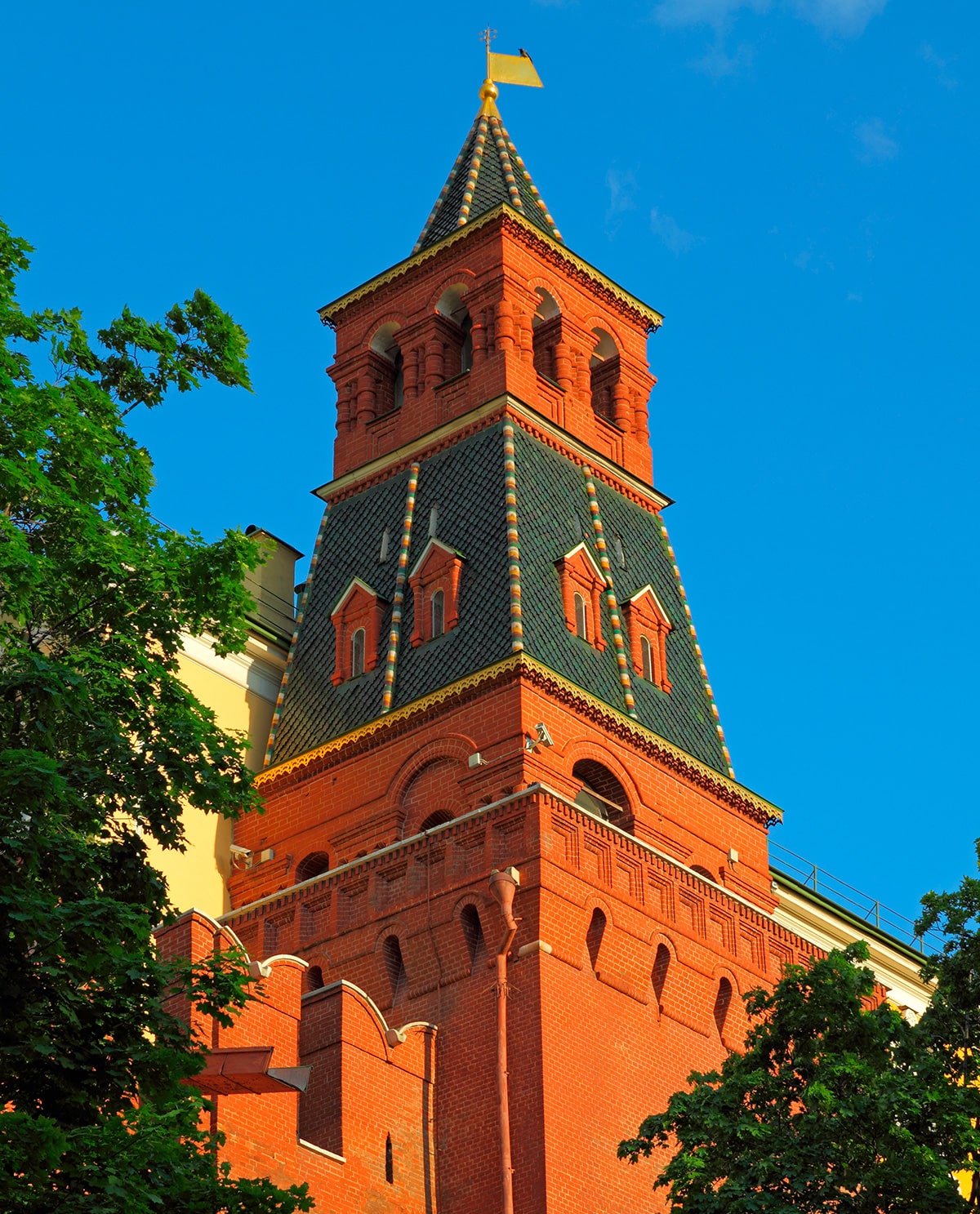 Комендантская (Колымажная) башня. 41,25 м. 1495 год. Неподалёку находился Колымажный двор, а в XIX веке располагавшийся рядом Потешный дворец стал резиденцией коменданта Москвы.