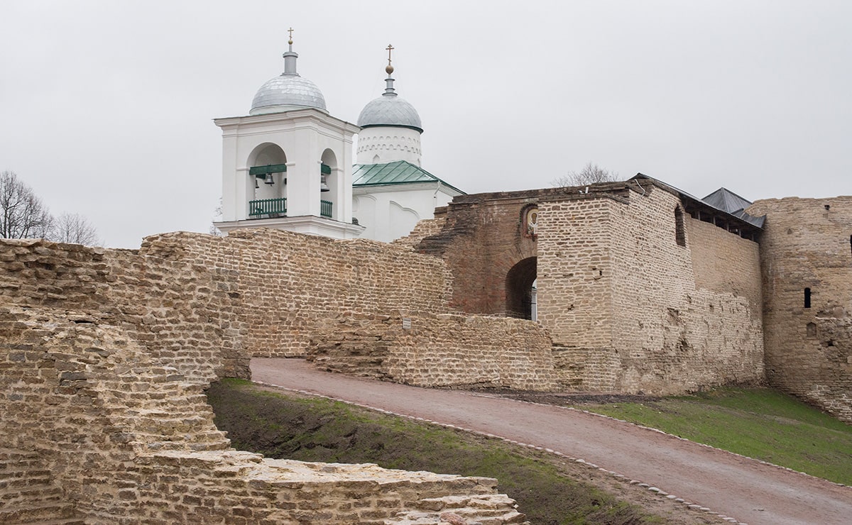 Во время осады Пскова (1581) Изборск был занят Речью Посполитой, однако по Ям-Запольскому миру (1582) возвращён Москве.