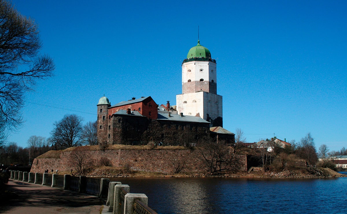 В 1293 году во время одного из крестовых походов в землю, населённую карелами, по решению Торгильса Кнутссона — регента шведского короля — на Замковом острове основан мощный замок, получивший название Выборг.