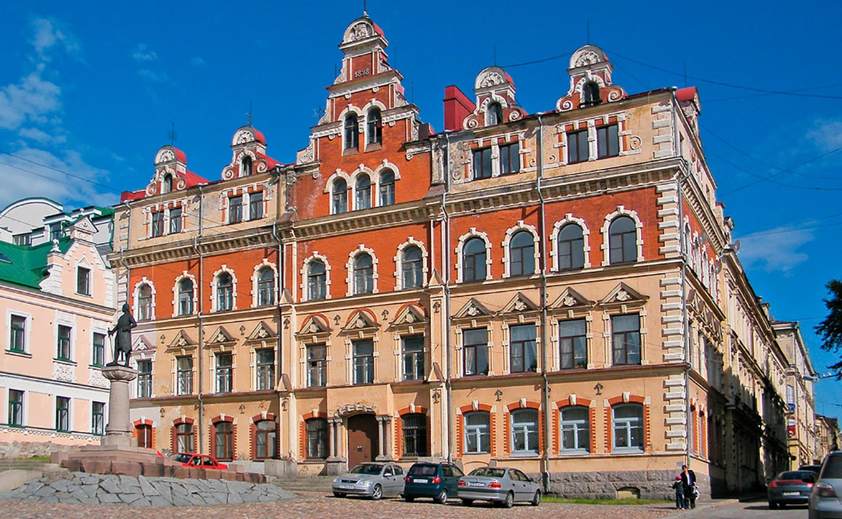 Старая ратуша (реконструирована в 1898).