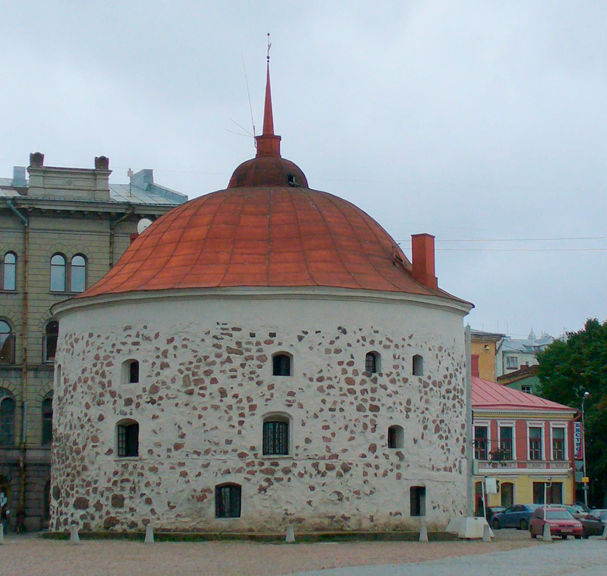 Круглая башня — каменная артиллерийская башня рондельного типа, одна из двух сохранившихся боевых башен средневековой Выборгской крепости. Построена в 1547—1550 годах инженером-фортификатором Ханном (Гансом) Бергеном.