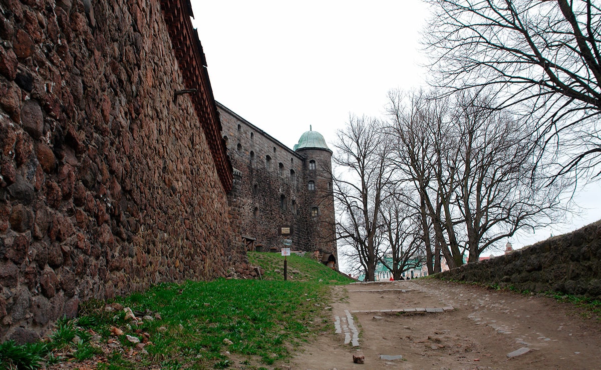 Райская башня — одна из боевых башен Выборгского замка. Башня сооружена в XV веке в ходе масштабных строительных работ, начатых в замке в 1442 — 1448 годах Карлом Кнутссоном Бунде и продолженных шведскими королевскими наместниками Выборгского замкового лена Эриком Аксельссоном Тоттом и Стеном Стуре.