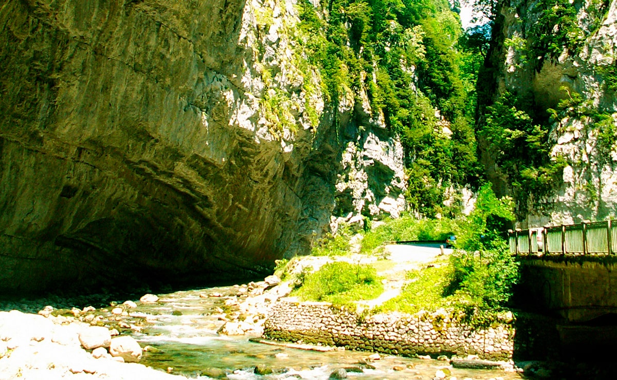 Юпшарский каньон, безусловно, является одним из красивейших природных ландшафтов горной Абхазии. В ущелье, которое ещё называют "Каменным мешком" полукилометровые вертикальные стены и ширина дороги не больше 20 метров, поэтому в самом узком месте, две машины с трудом разъезжаются.