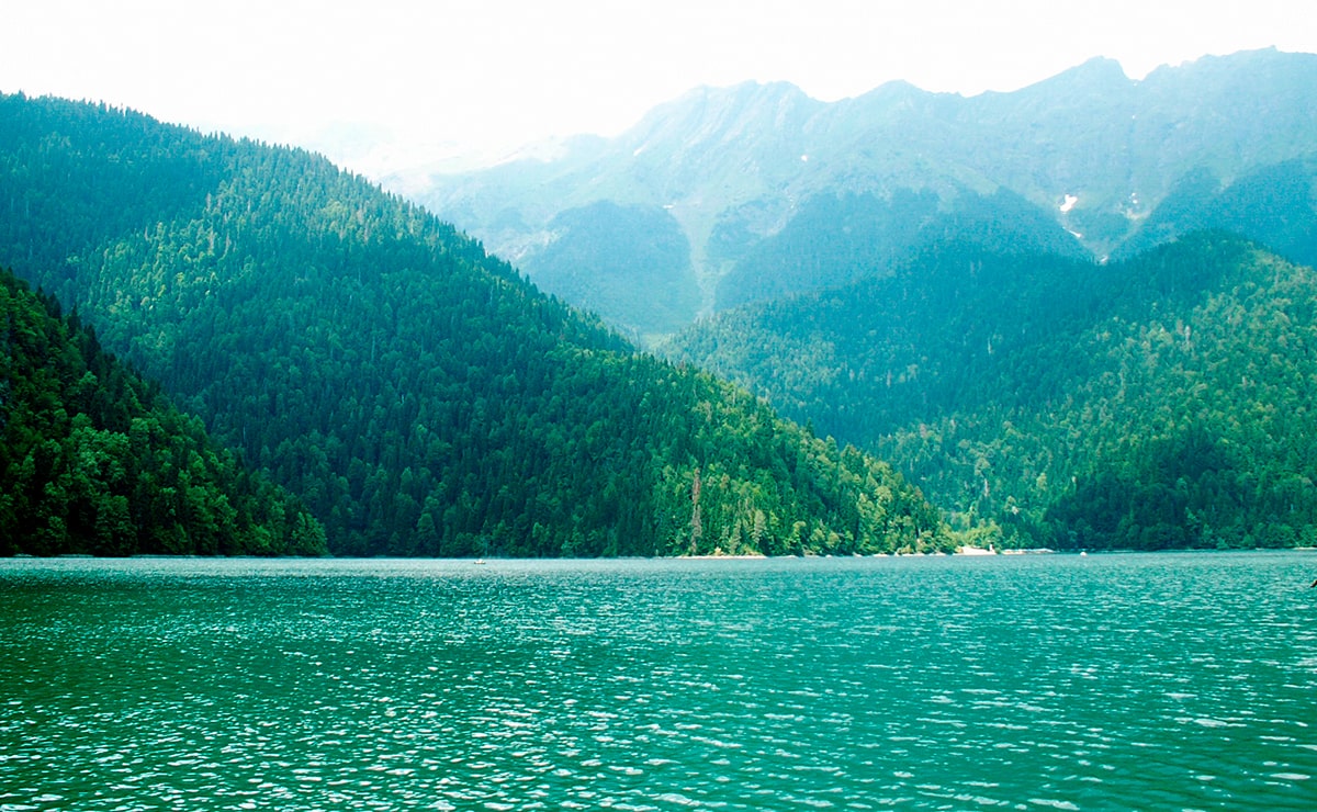 Озеро Рица — наиболее известное из всех природных чудес Абхазии. Оно расположено на высоте примерно 950 метров над уровнем моря, в глубоком ущелье между реками Лашипсе и Юпшара.