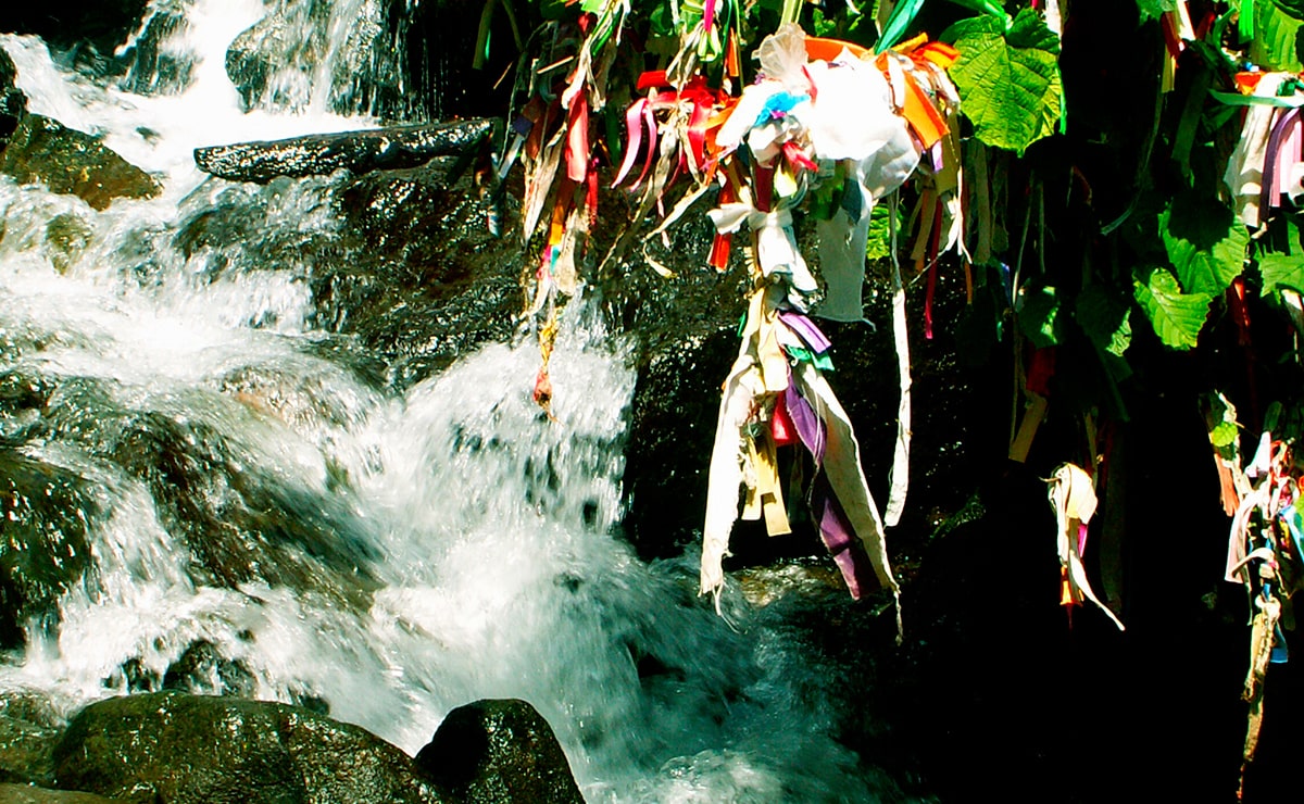 В народе его называют водопадом Влюблённых, здесь также загадывают желания с помощью ленточек, которые бойко продаются в небольшом латке за 20-50 рублей.