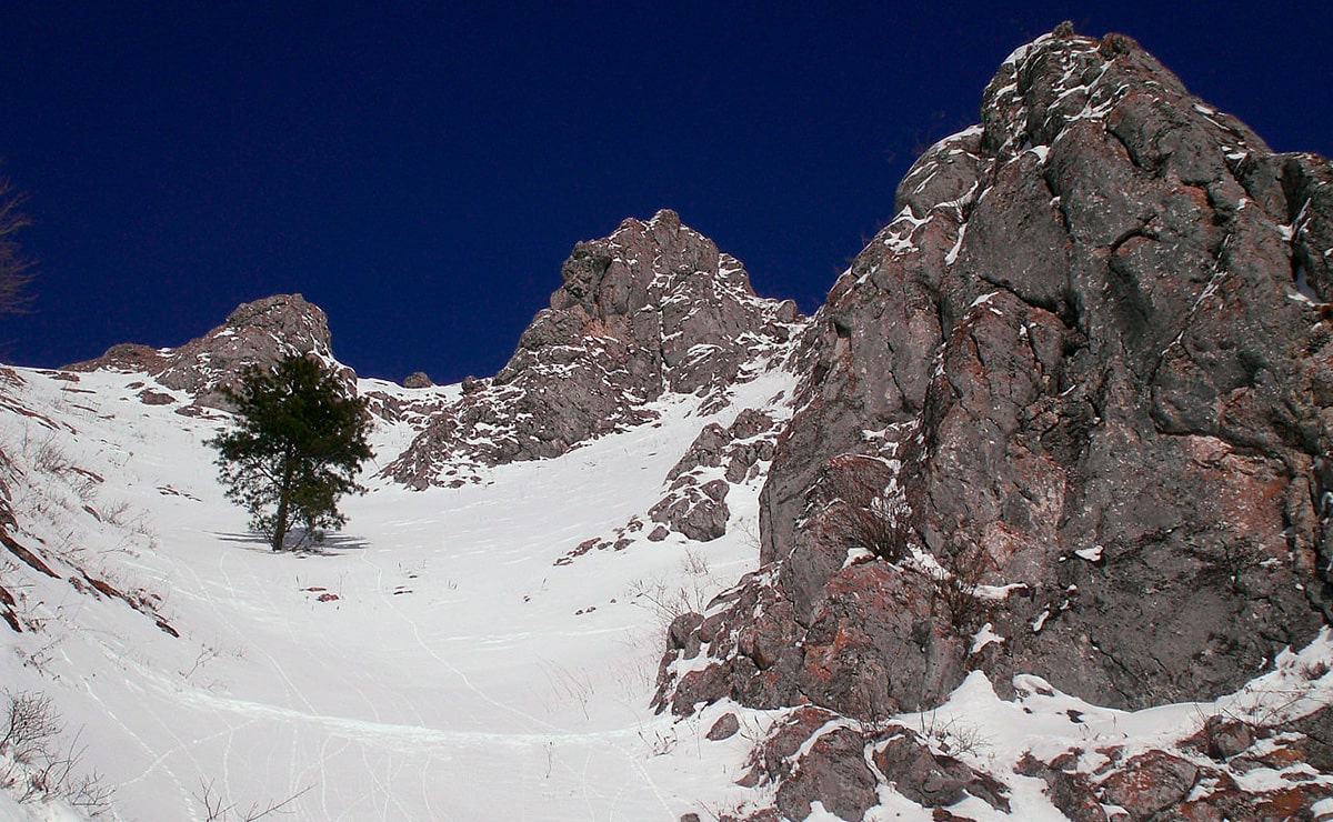 Гора Сахарная высотой 875 м имеет крутые скалистые склоны.