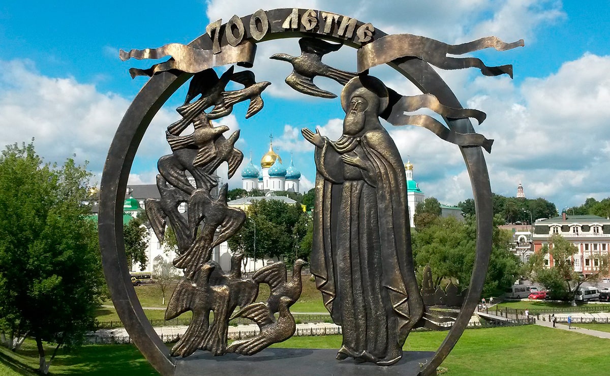 Неподалёку от лавры находится несколько памятников, связанных с Сергием Радонежским и историей его обители. Памятный знак в честь 700-летия преподобного Сергия Радонежского.