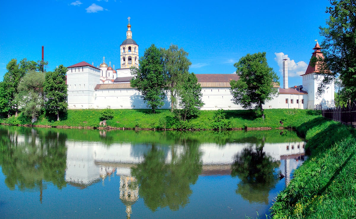 В середине XV века Пафнутий Боровский основал на окраине города крупный культурно-религиозный центр Московского государства — Пафнутьево-Боровский монастырь.