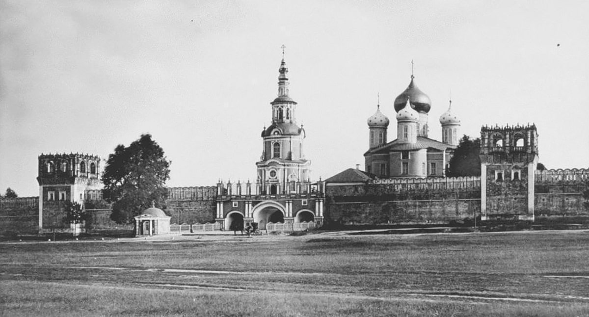 Московский Донской монастырь был основан в 1593 году третьим сыном Ивана Грозного царь Фёдором Иоанновичем.