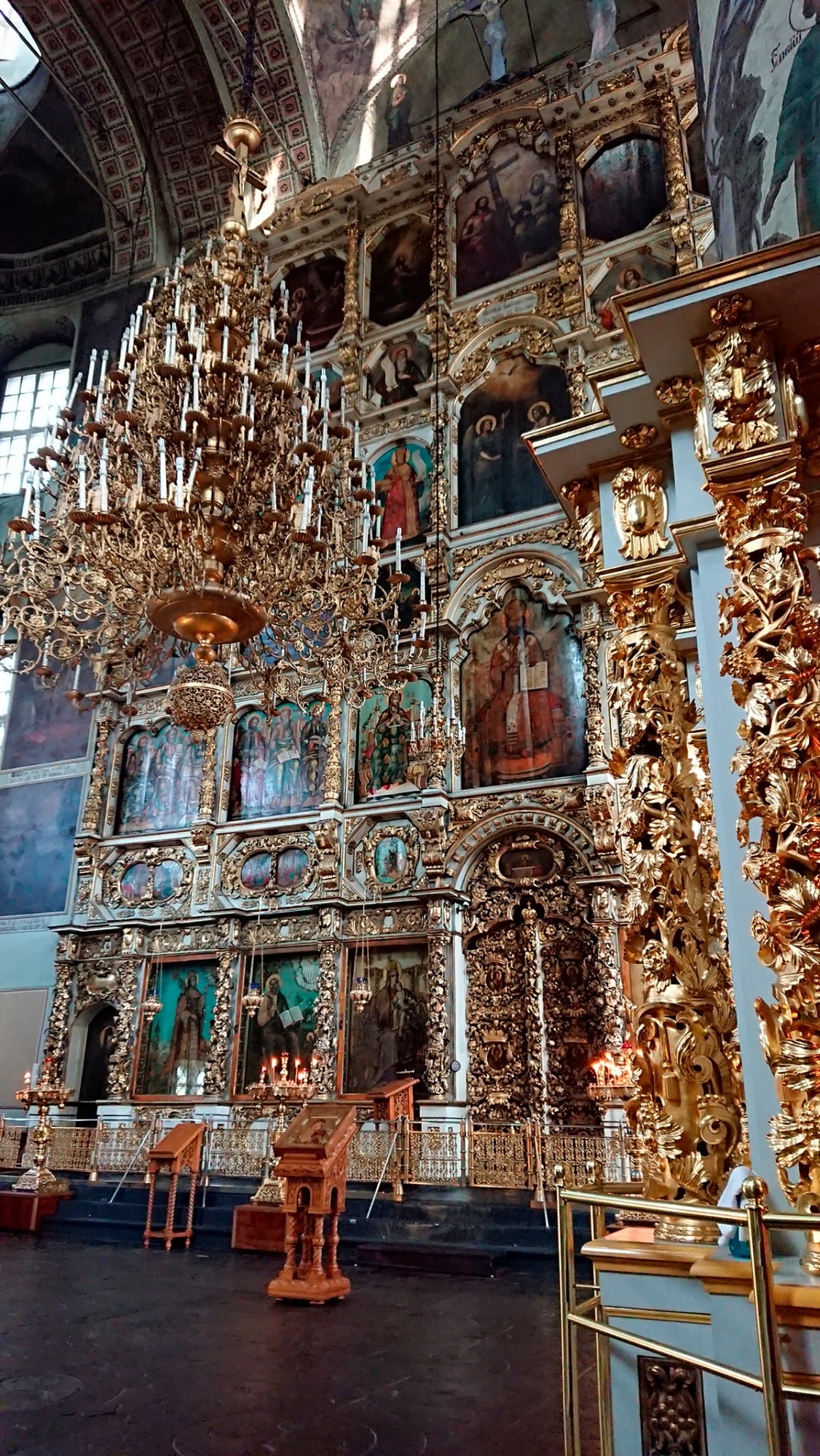 Программу росписей интерьера собора разработал в 1782 году известный архитектор В. И. Баженов.