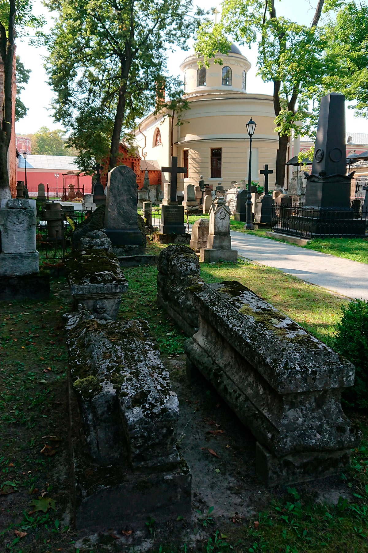 Многие надгробные памятники некрополя Донского монастыря были привезены в 1930-х годах с обречённых на снос кладбищ Москвы и Подмосковья.