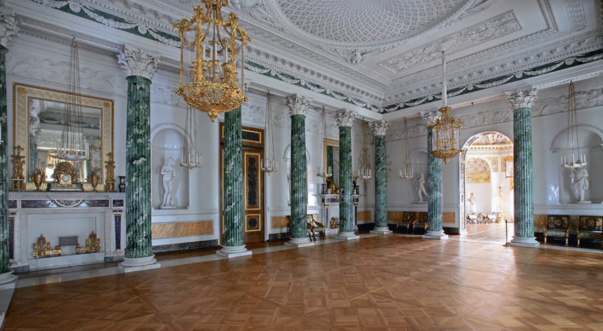 В конце XVIII — начале XIX вв. интерьеры дворца декорировали выдающиеся архитекторы Джакомо Кваренги и Карл Росси