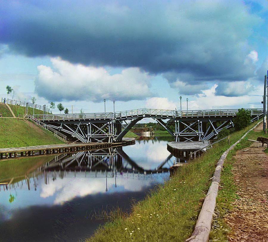 Подъёмный мост на реке Вытегре