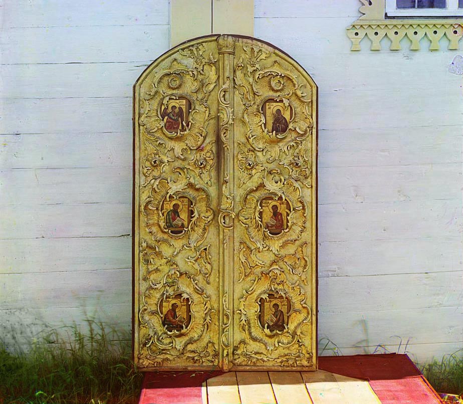 Старинные Царские врата в церкви Успения Божьей Матери в Девятинах