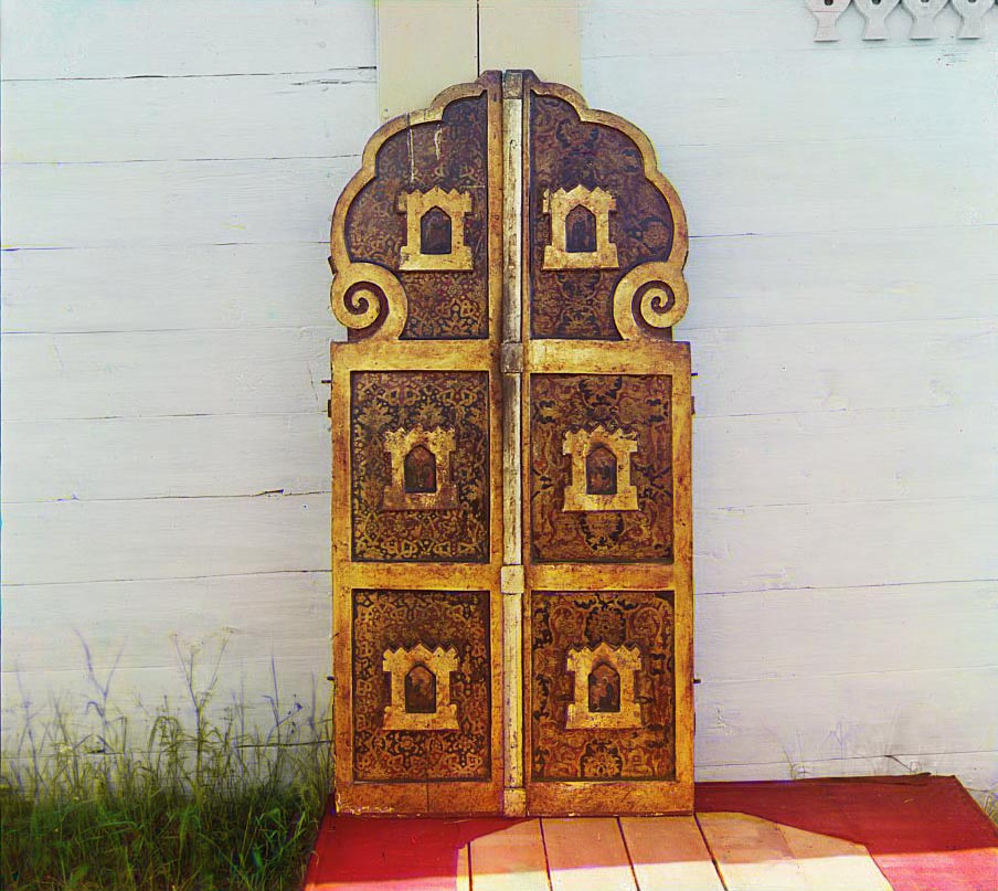 Старинные врата церкви Успения Божией Матери (село Девятины)