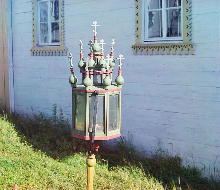 Старинный фонарь в церкви Успения Божьей Матери (село Девятины)