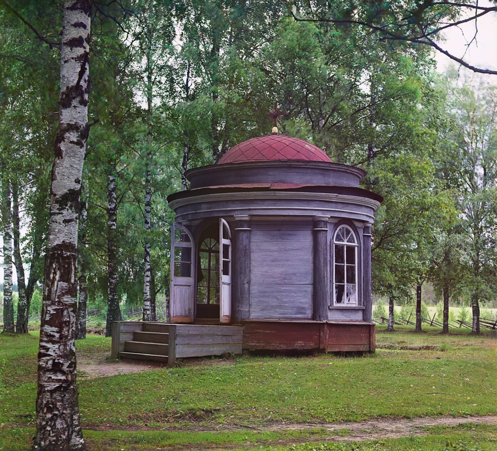 Часовня Св. Апостолов Петра и Павла около деревни Петровское (1809 год). Построена Правлением 2-го округа Путей Сообщений