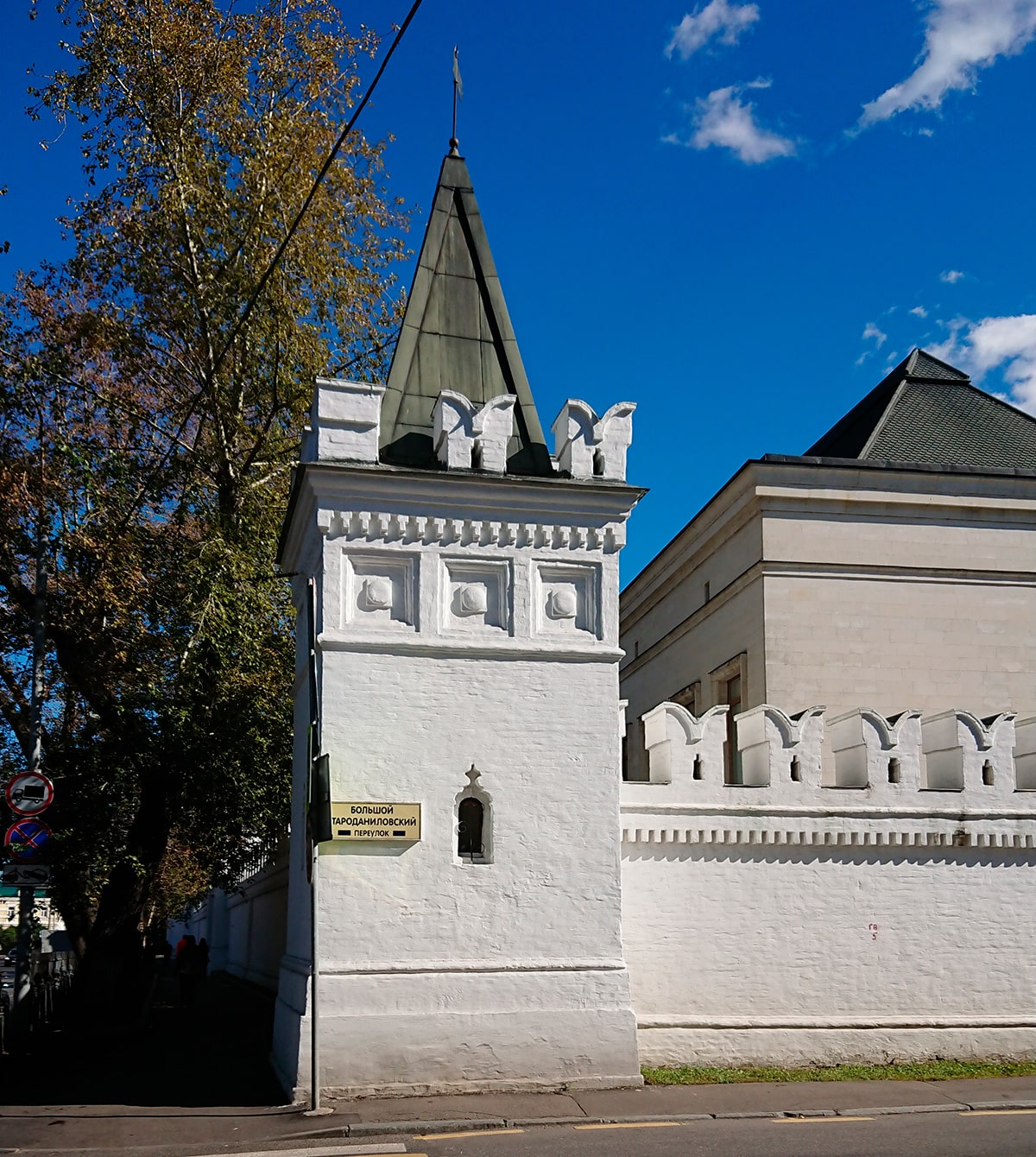 В 1490 году, при Иване III, Спасский монастырь был перемещён на&nbsp;Крутицкий холм над&nbsp;Москвой-рекой и&nbsp;стал называться Новоспасским.
