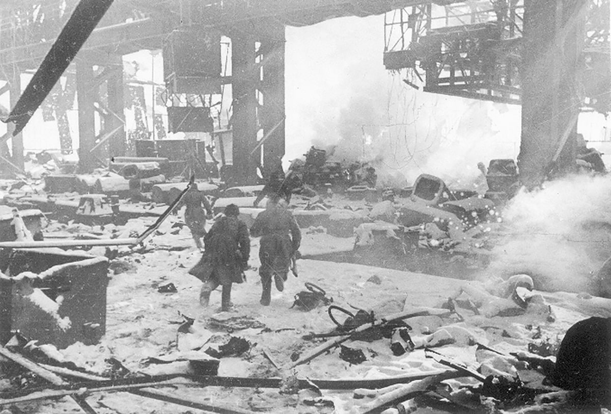 17 июля 1942 года началась героическая оборона Сталинграда. 13 сентября бои велись уже в центральной части города