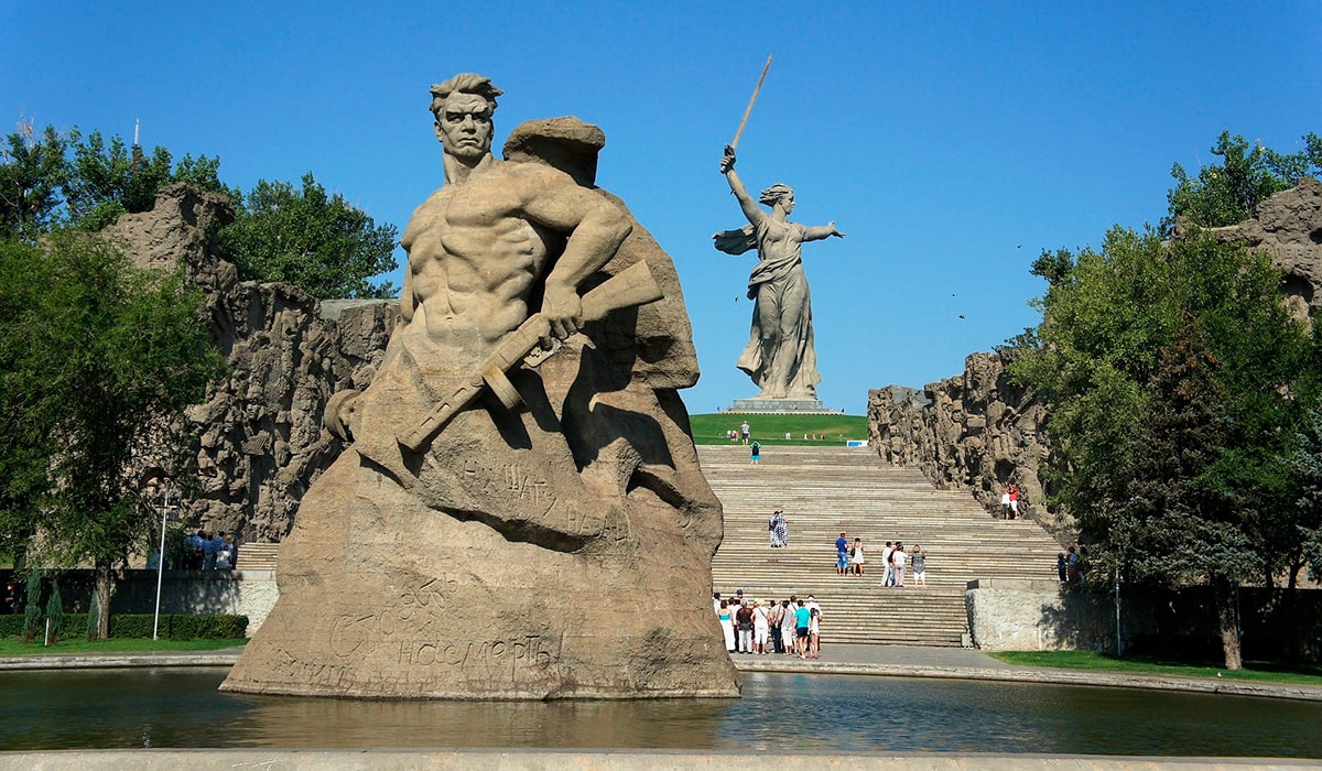 15 октября 1967 года на Мамаевом кургане открыт памятник-ансамбль «Героям Сталинградской битвы»