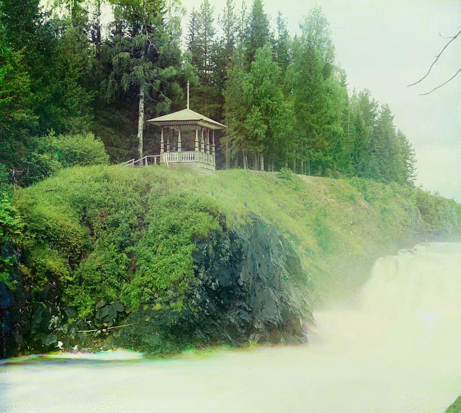 Беседка у водопада Кивач