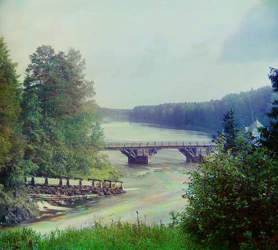 Земский мост у водопада Кивач. Слева деревянное русло (шлюз) для сплава брёвен через водопад, устроенное в 1838 году т.к. при сплаве по самому водопаду сохранялось в целости менее половины брёвен
