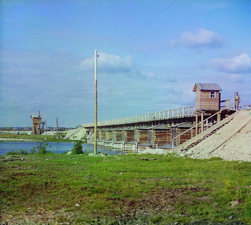 Железнодорожный мост в устье реки Суны