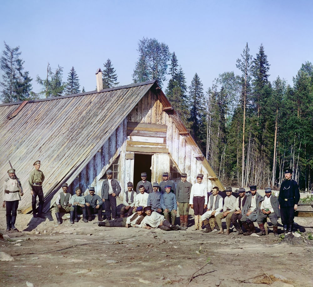 Военнопленные австрийцы у барака около станции Кивач