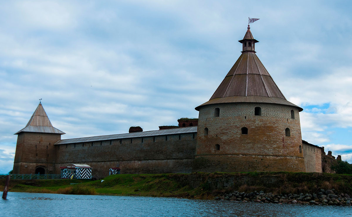 В 1323 году новгородцы основывают крепость Орешек на острове Ореховый на Ладоге и останавливают шведскую экспансию; заключается Ореховский мир — первый в русской истории «вечный мир» русского княжества с соседней страной.