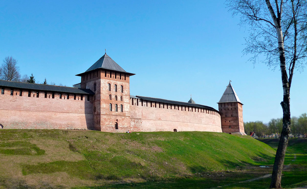 К 1953 году промышленное производство Новгорода превысило довоенный уровень. В 1950—70-е гг. проводятся основные реставрационные работы памятников архитектуры. Город получает известность как центр всесоюзного и международного туризма.