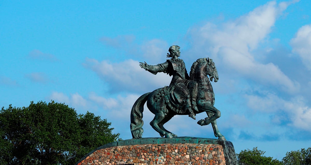 Памятник Петру I и памятник императрице Елизавете Петровне
